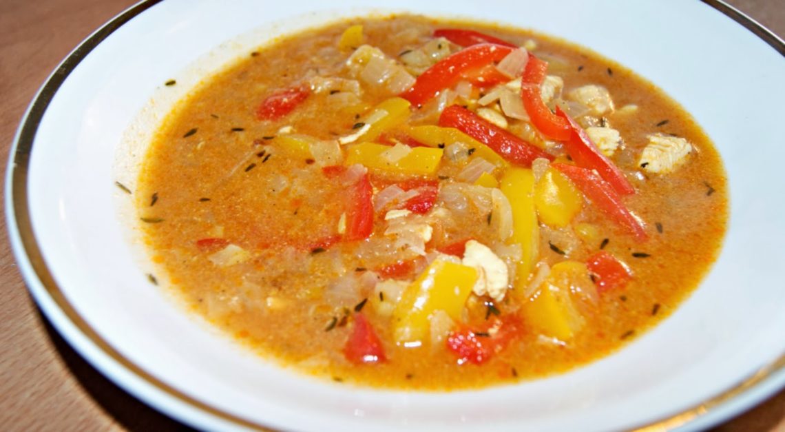 zupa drobiowa z cebulą i papryką
